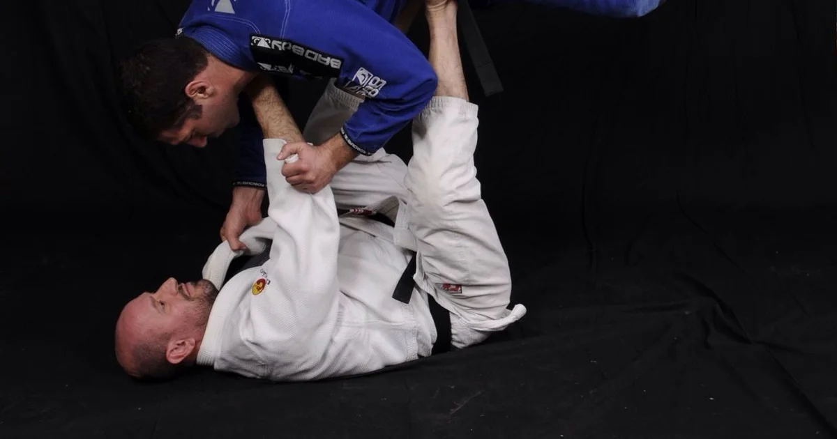 BJJのガードからのスイープ — シザースイープ(Scissor Sweep)、バタフライスイープ(Butterfly Sweep)、トライポッド(Tripod)、デ・ラ・リバ(De La Riva)、ベリンボーロ(Berimbolo)を含む全ガードタイプの完全ガイド