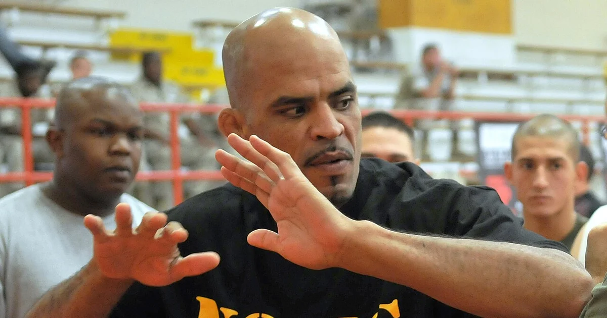 Boxe vs golpes no MMA — altura da guarda, largura da postura e estrutura da combinação lado a lado