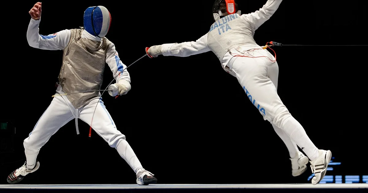 Esgrima esportiva — florete, espada e sabre dispostos com equipamento olímpico. Três disciplinas, três sistemas técnicos distintos.