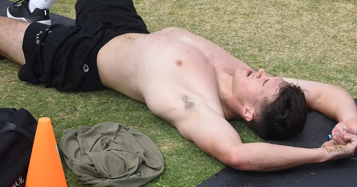 グラップラーが強力なスプロールで腰を後方に弾き出し、クロスフェイス(Crossface)を適用して相手の頭をマットへ向けている様子