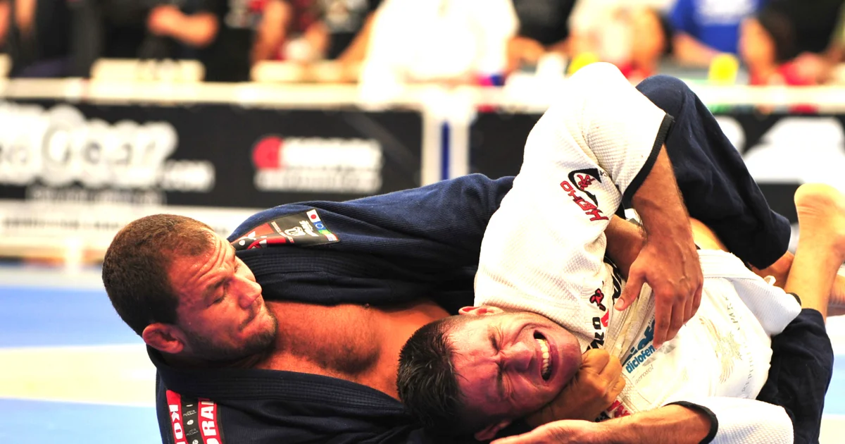 Praticante de BJJ realizando o drill do camarão (shrimp) em um tatame caseiro — demonstrando o movimento de escape de quadril (hip escape) usado para retenção de guarda e escape do mount.