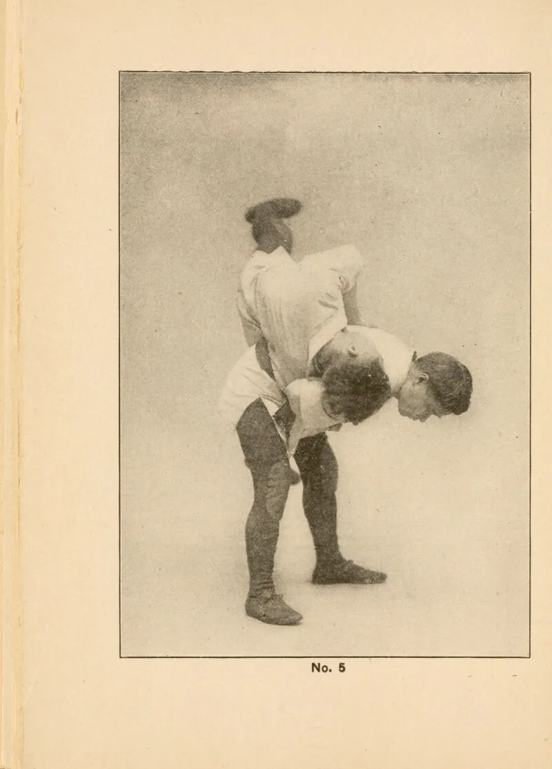 投げの実行 — 腰技の投げ中の飛行の瞬間、Effective Jiu-Jitsu（1900年頃）より