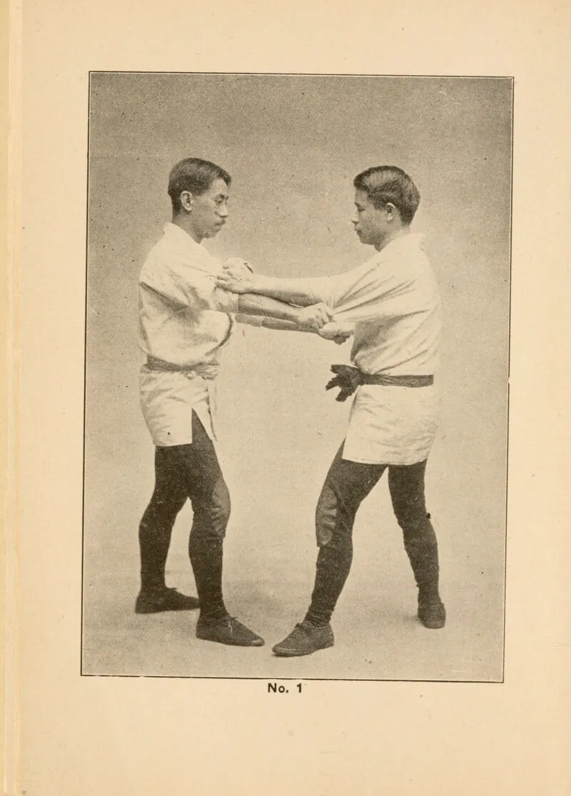 組み手の体勢にある二人の柔道家 — すべての柔道の投げ技の出発点、Effective Jiu-Jitsu（1900年頃）より