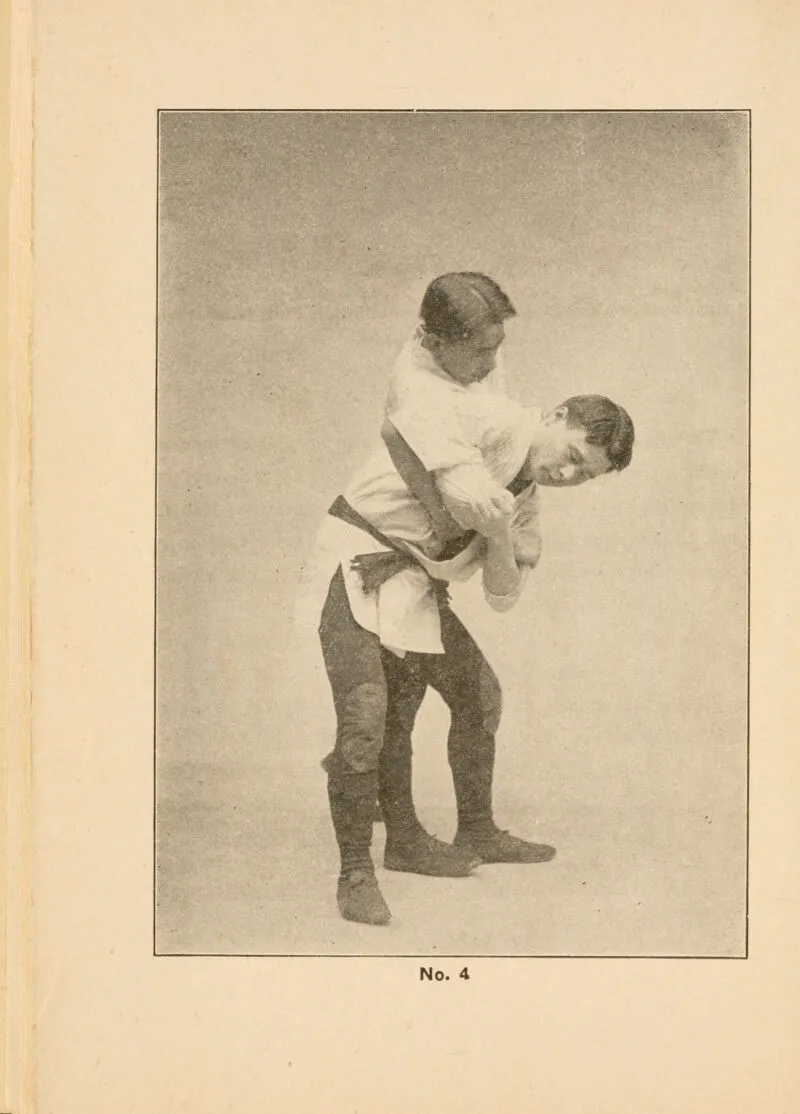 腰技の入り — 腰技のために相手を腰に乗せる柔道家、Effective Jiu-Jitsu（1900年頃）より