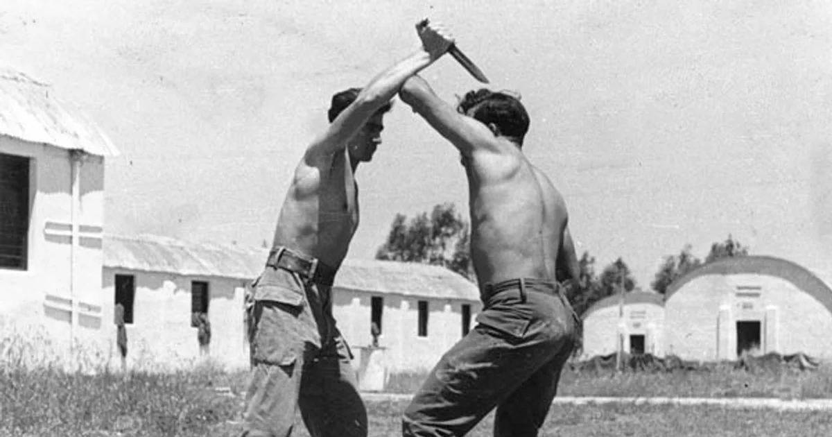 Exercício de bloqueio a 360° do Krav Maga ao lado da evasão circular do Systema — dois sistemas de raízes militares com filosofias de treinamento opostas.