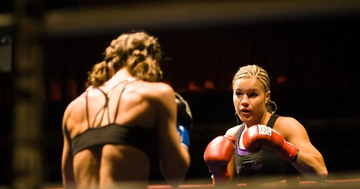 Comparação do jogo em pé no Muay Thai vs MMA — o clinch da ameixa tailandesa e o gerenciamento de distância com o teep versus o trabalho na grade, o boxe sujo e a ameaça da queda que reconfigura cada troca em pé.