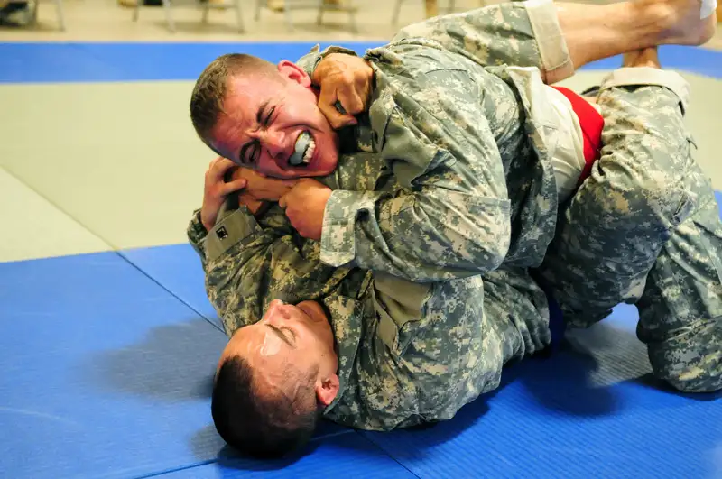 Американски войник демонстрира Ezekiel choke (sode guruma jime) — задушаването с ръкав, което Paraguassu пренесе от джудото в BJJ. CC BY 2.0 чрез Wikimedia Commons