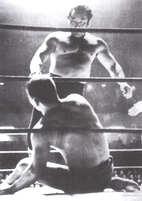 Masahiko Kimura (вляво) с Rikidozan — легендарният джудист, чиято победа над Helio Gracie през 1951 г. дава името му на най-прочутия лост за ръка в грапълинга. Обществено достояние чрез Wikimedia Commons